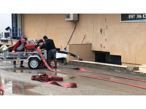 Darıca’da yoğun yağmur sel ve baskınlara neden oldu