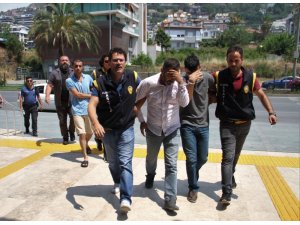 Otomobilin lastiğini patlatıp, yardım bahanesiyle araçtaki 200 bin TL’yi çaldılar