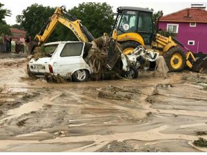 Sel sularında sürüklenen otomobil dereye düştü