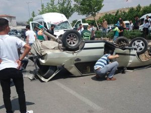 Otomobil ile minibüs kafa kafaya çarpıştı: 2 yaralı