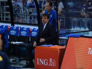 Ergin Ataman yine kulaklıkla sahaya çıktı