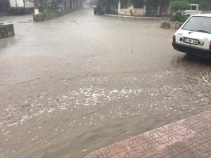 Çamura saplanan otomobil yolda mahsur kaldı