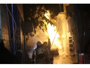 Doğalgaz kutusunun yanındaki araç yanınca parlama meydana geldi