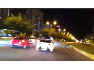 Düğün konvoyunda aracın tavanına çıkıp ölümle burun buruna geldiler