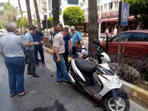 Yayaya yol vermek için duran motosiklete otomobil çarptı