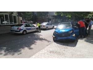 İki otomobil çarpıştı: 2 Yaralı