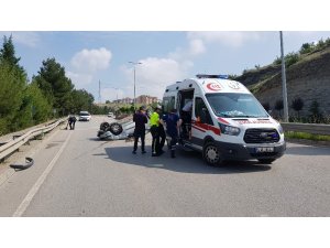 Genç mimarın otomobili bariyerlere çarparak takla attı