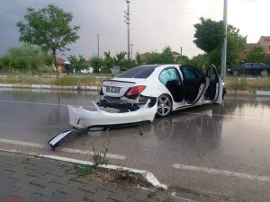 Aydınlatma direğine çarpan lüks araç kendi etrafında defalarca döndü: 2 yaralı