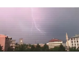 Düşen yıldırım evi kül etti