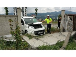 Kediye çarpmamak için kaza yaptı: 3 yaralı