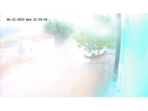 Yıldırım düşmesi güvenlik kamerasına yansıdı