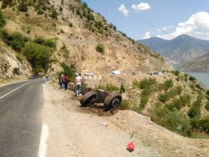 Artvin’de kamyon şarampole yuvarlandı: 1 ölü, 8 yaralı