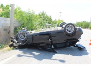 Köpeğe çarpmamak için manevra yapan araç ağaca çarpıp takla attı