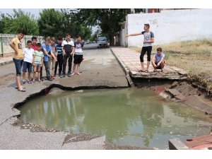 Ana boru patladı, mahalle su altında kaldı