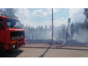 Evlerin arasında çıkan yangın korkuttu