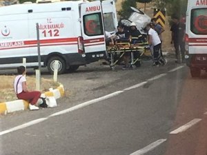 İki otomobil çarpıştı: 3 Yaralı