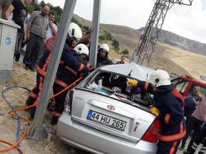 Malatya’da otomobil aydınlatma direğine çarptı: 6 yaralı