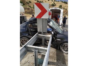 Otomobil bariyere çarptı: 1 ölü, 1 yaralı