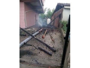 Yıldırım düşen evin çatısı yandı