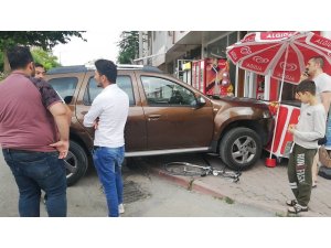 Freni boşalan cip, bisikleti altına alıp dondurma dolabına çarptı