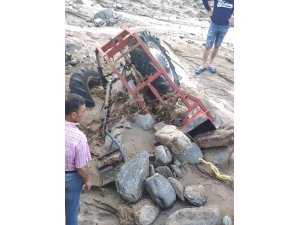 Alaşehir’de dere taştı sel suları 2 traktörü sürükledi