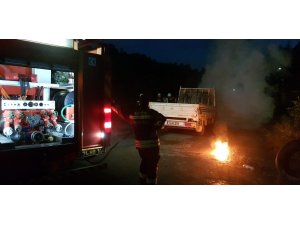 Alev topuna dönen kamyonet hurdaya döndü