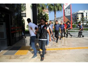 Alanya merkezli uyuşturucu operasyonunda gözaltına alınan şüpheliler adliyede