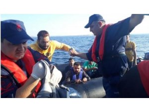 Edirne’de, lastik botta 37 düzensiz göçmen yakalandı