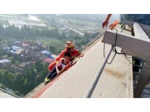 İlkokul öğrencisi 28 katlı binanın çatısından kurtarıldı