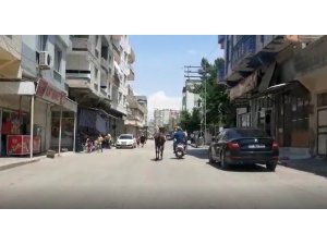 Motosiklet arkasında, atı kilometrelerce koşturdu