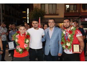 Çan’da Avrupa Şampiyonu güreşçisine coşkulu karşılama