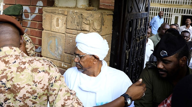 Sudan'ın devrik lideri Beşir, hakim karşısında