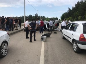 Önce 3 ağaca çarptı, ardından park halindeki araca