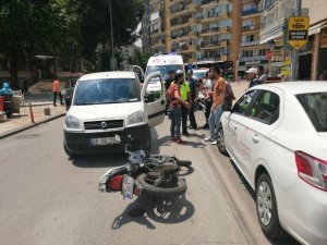 Park halindeki otomobili hareket ettirince motosikletle çarpıştı