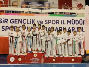 Ayvalıklı minik taekwondocular nefes kesti