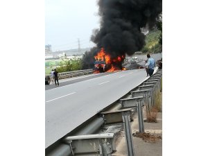 Seyir halindeki tır alev alev yandı