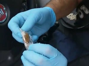 Araç içerisinde uyuşturucu ve silah bulundu