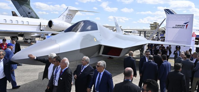 Paris Havacılık Fuarı'nda milli savaş uçağı rüzgarı esti