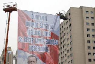 Başbakan görmeden kaldırılan afiş