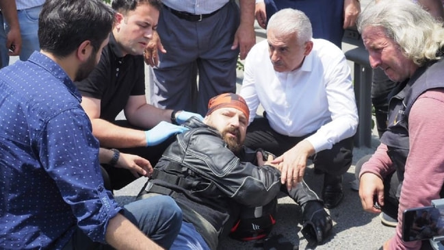 Görünce makam aracını durdurdu Kaza geçiren motosikletliye Yıldırım yardım!