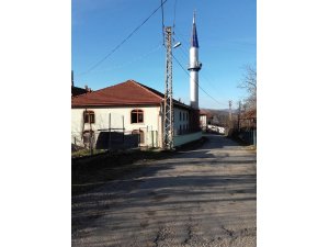 Camiye düşen yıldırım elektrik tesisatına zarar verdi