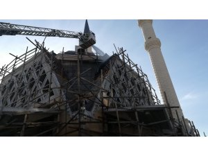 Cami inşaatında çıkan yangın paniğe neden oldu