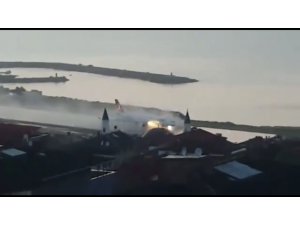 Trabzon’da şiddetli yağış sonrası göle dönen piste uçak böyle indi
