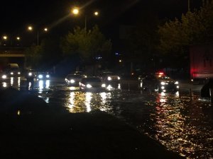 Çevre yolu göle döndü, araçların düşen plakaları yol kenarına birikti