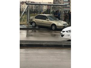 Ankara’da otomobil durağa daldı: 3 yaralı