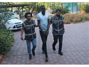 Kemer’de ortalığı birbirine katıp 3 kişiyi yaralayan Sudanlı saldırgan serbest bırakıldı