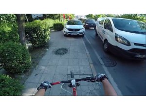 Otomobilini kaldırıma park eden sürücü, tepki gösteren bisikletlilerin üzerine yürüdü