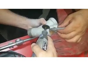 Su borusunu sıkışan yavru kedi böyle kurtarıldı