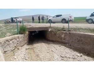 Yağmurdan korunmak için sığındıkları köprü altında sele kapıldılar