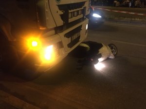 Elektrikli bisiklet sürücüsü tırın altında can verdi